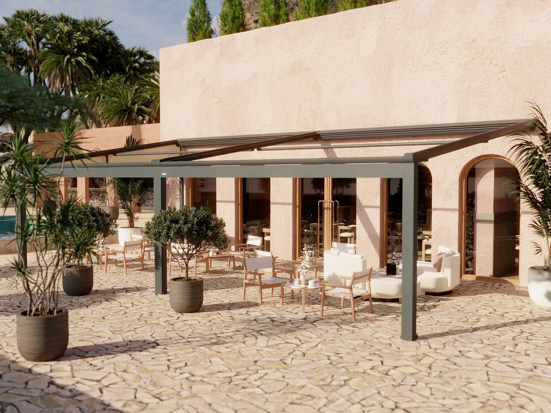Grossflächiges Textildach B128 XL über einer mediterranen Terrasse mit Loungemöbeln, dahinter ein Haus im Landhausstil