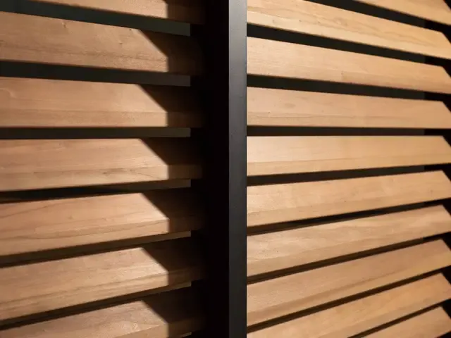 Nahaufnahme von Aluminium-Lamellen in Holzoptik