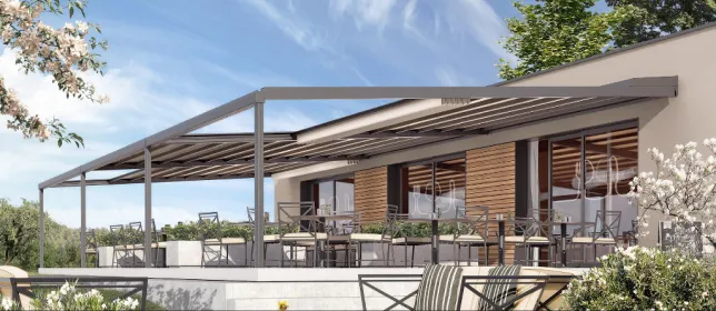 Überdachte Hotelterrasse mit Lamellendach und Sitzplätzen am Hang