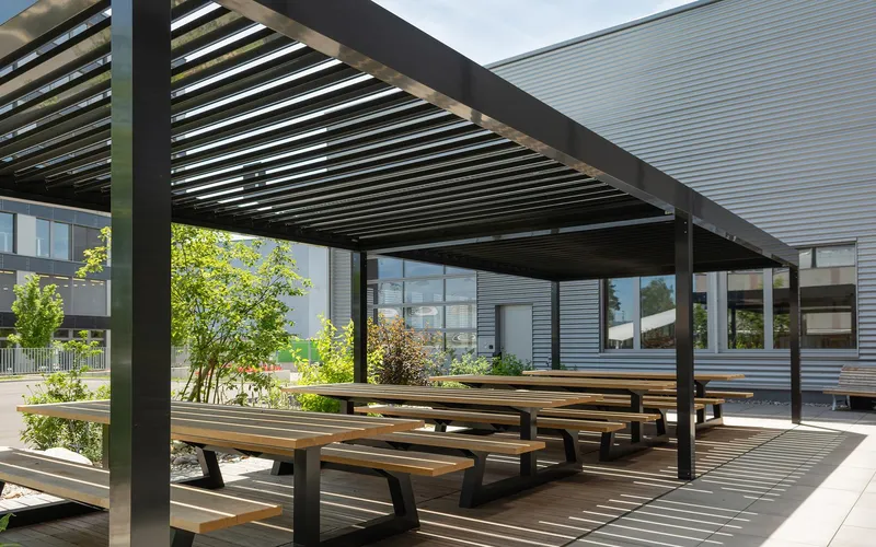 Lamellendach über der Aussenbestuhlung eines Restaurants