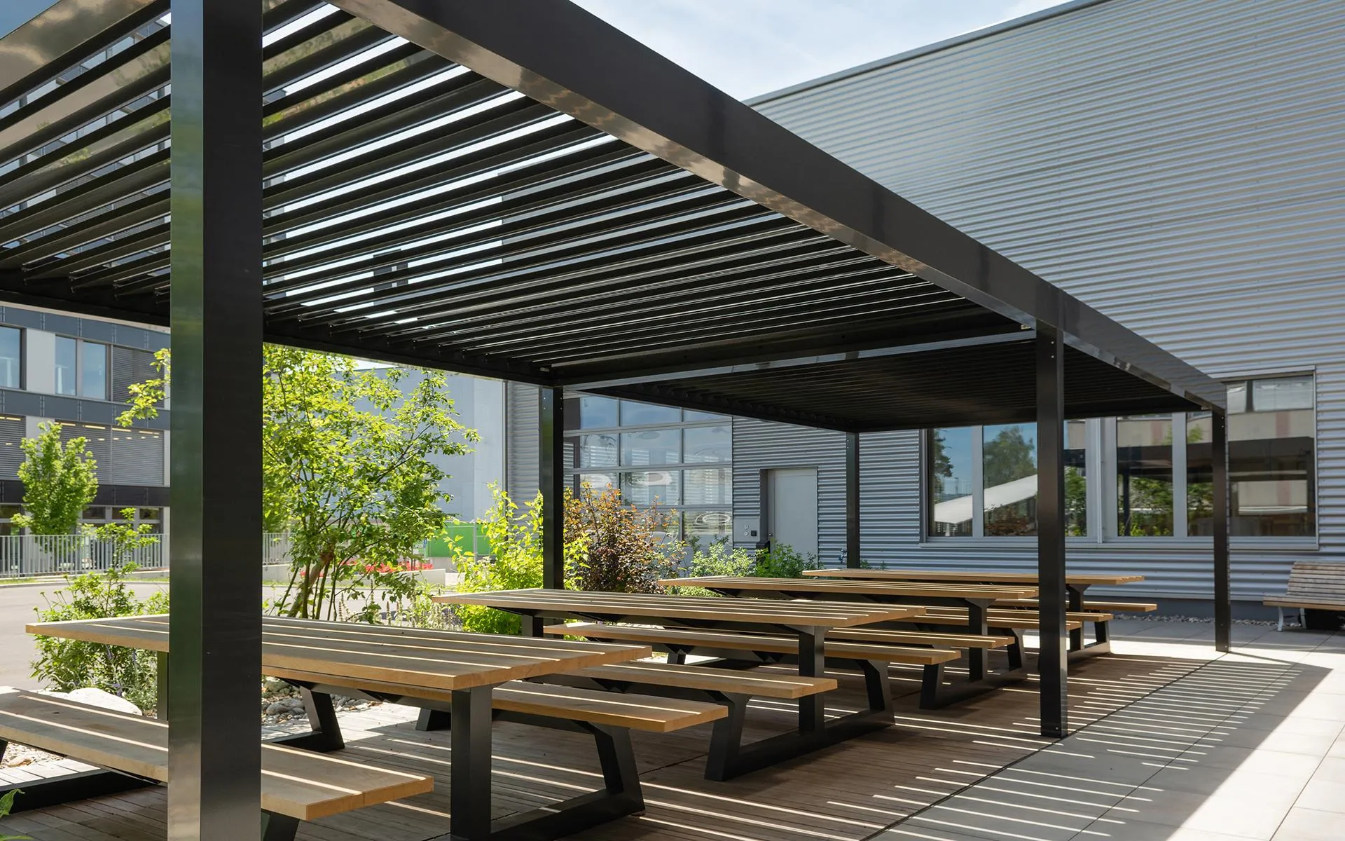 Sitzplatz unter einem Lamellendach mit verstellbaren Aluminium-Lamellen