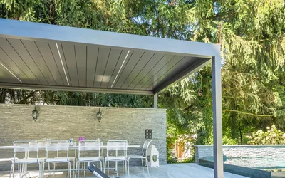 Lamellendach über einer privaten Terrasse.