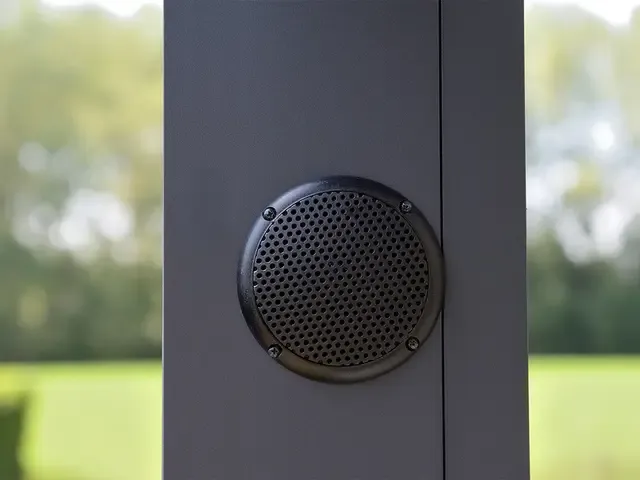 In einen Pfosten integrierter Outdoor-Lautsprecher eines Lamellendachs