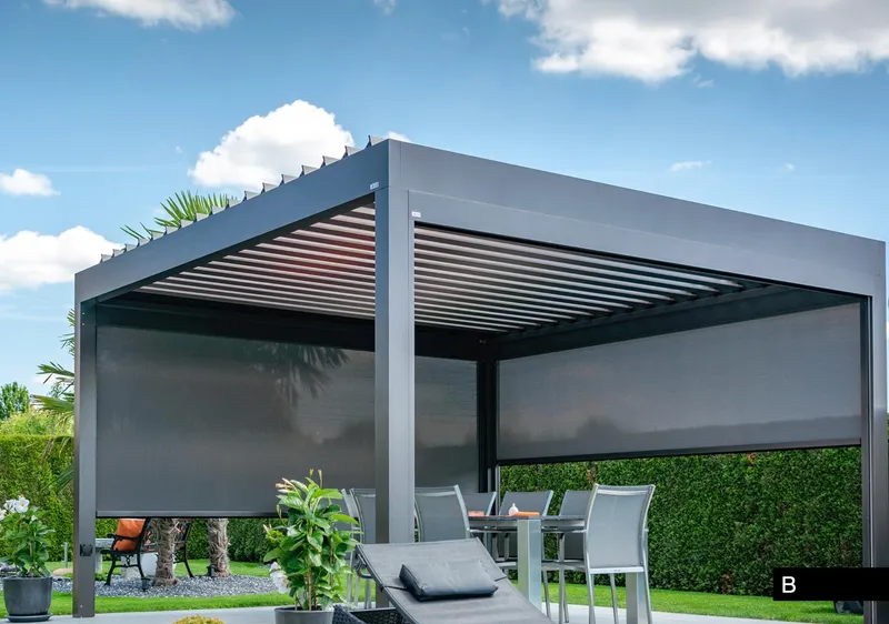Anthrazitfarbene Pergola mit seitlichen Screens auf einer Terrasse