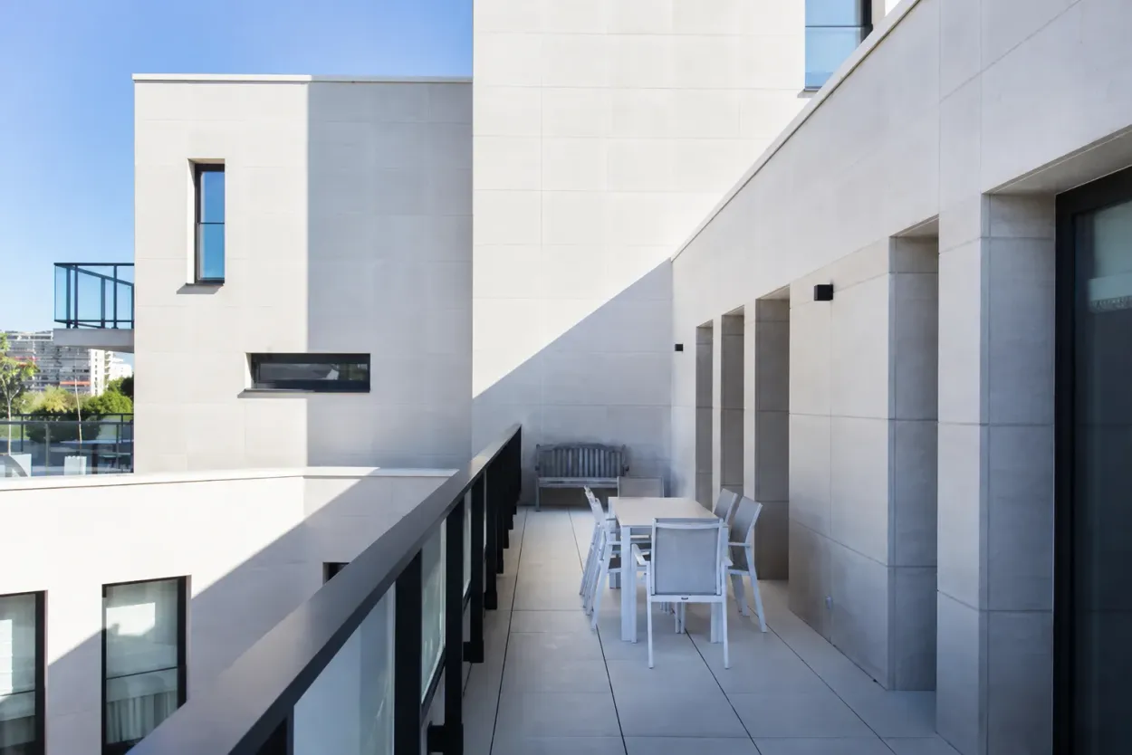 Sonnige Dachterrasse mit Essplatz, ohne Beschattung voll in der Sonne