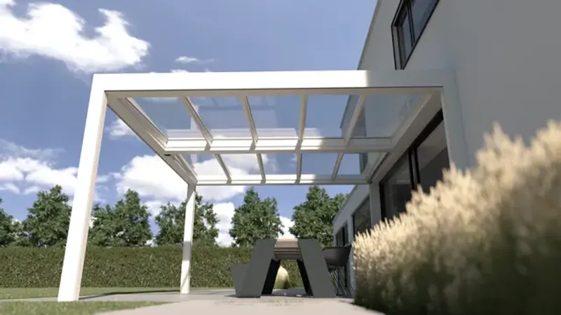 Glasdach über einer Terrasse an einem modernen Haus, bei vollem Sonnenschein und blauem Himmel