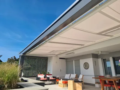 Überdachte Pergola als Verbindung zwischen Garage und Wohnhaus.