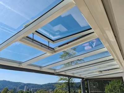 Freistehende Pergola in einem privaten Garten.