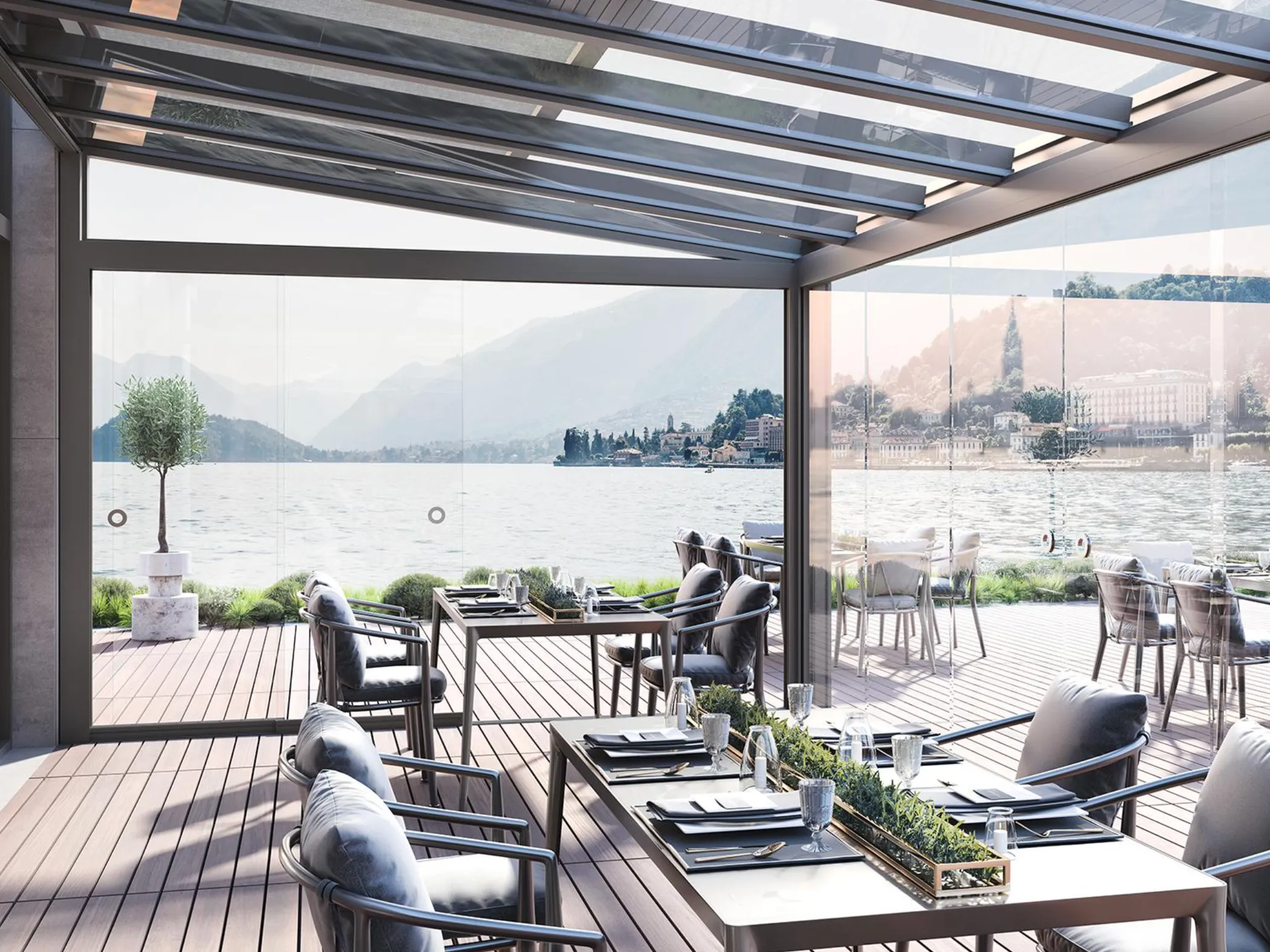 Freistehende Pergola mit Glasdach über einem Sitzplatz