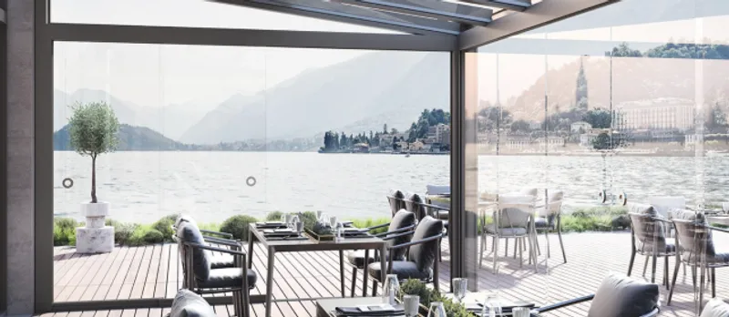 Terrassenüberdachung über den Aussenplätzen eines Cafés am Wasser