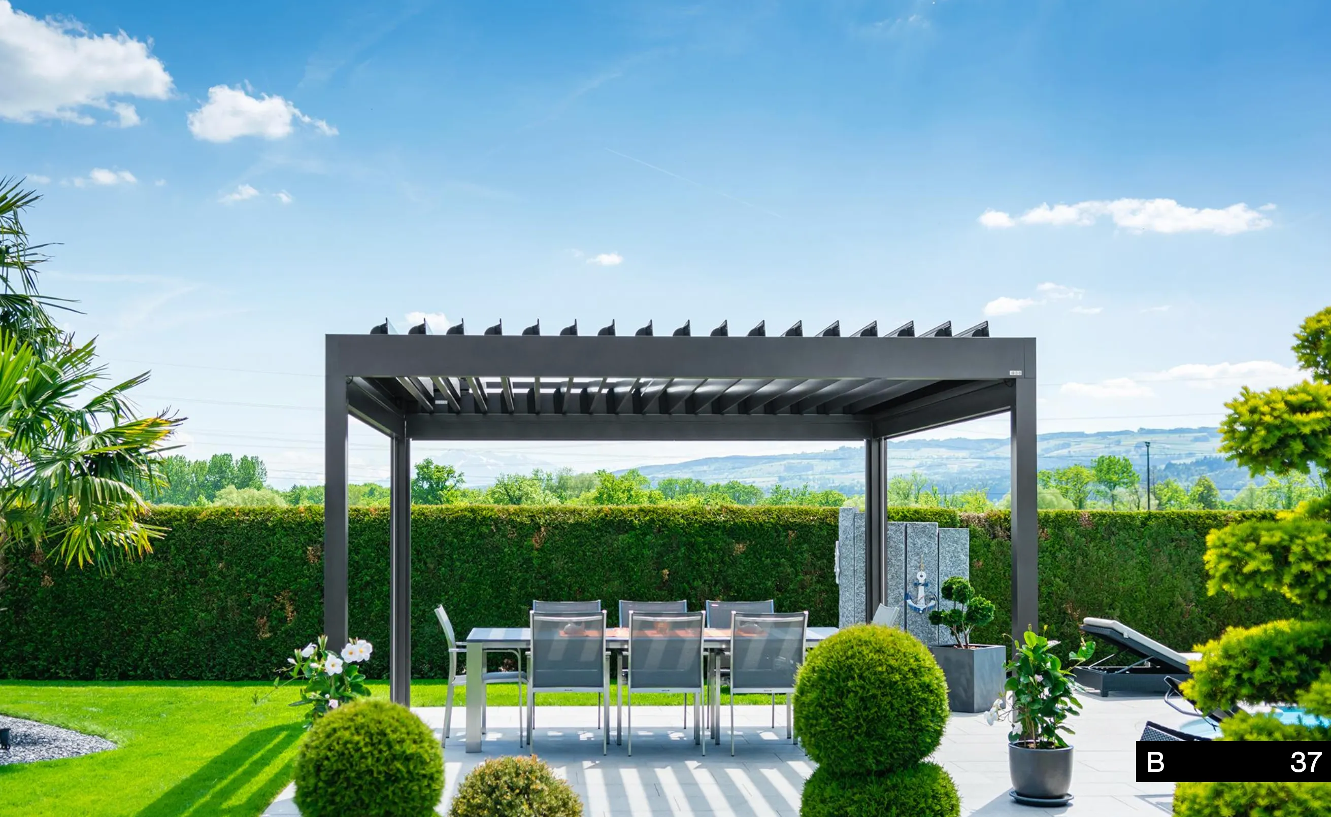 Restaurantterrasse mit Seeblick unter einem Lamellendach