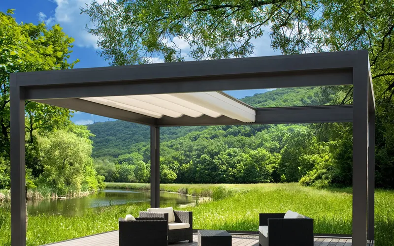 Freistehende Pergola auf einer Rasenfläche im Garten