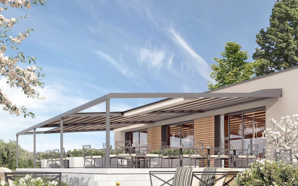 Überdachte Terrasse mit Lamellendach und Holzelementen